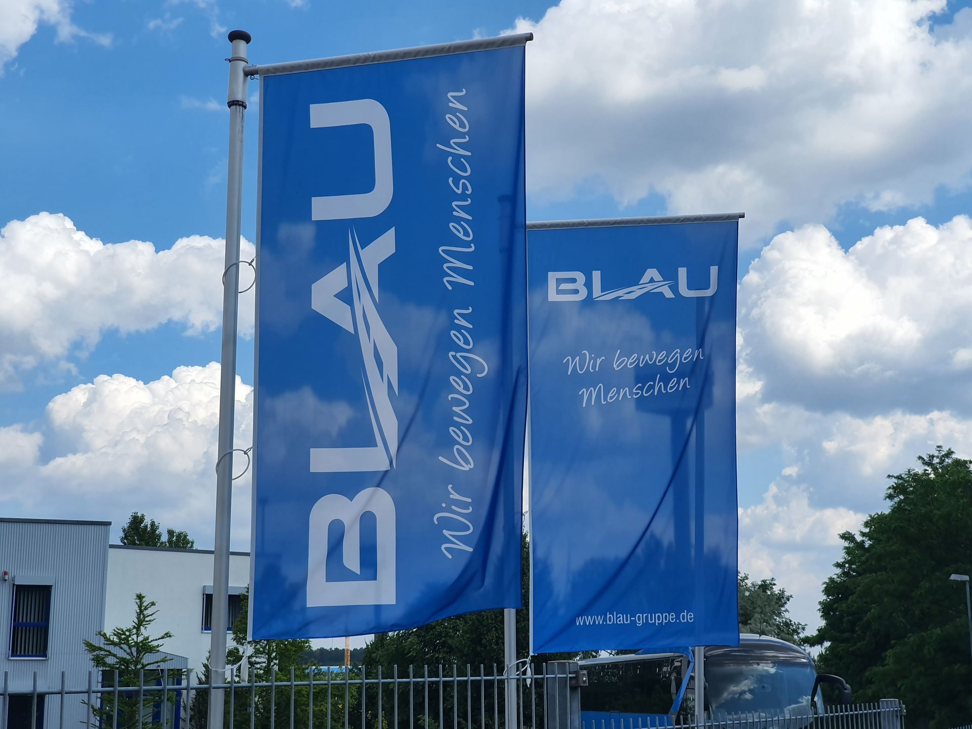 BLAU Busverkehr Fahnen – Wir bewegen Menschen